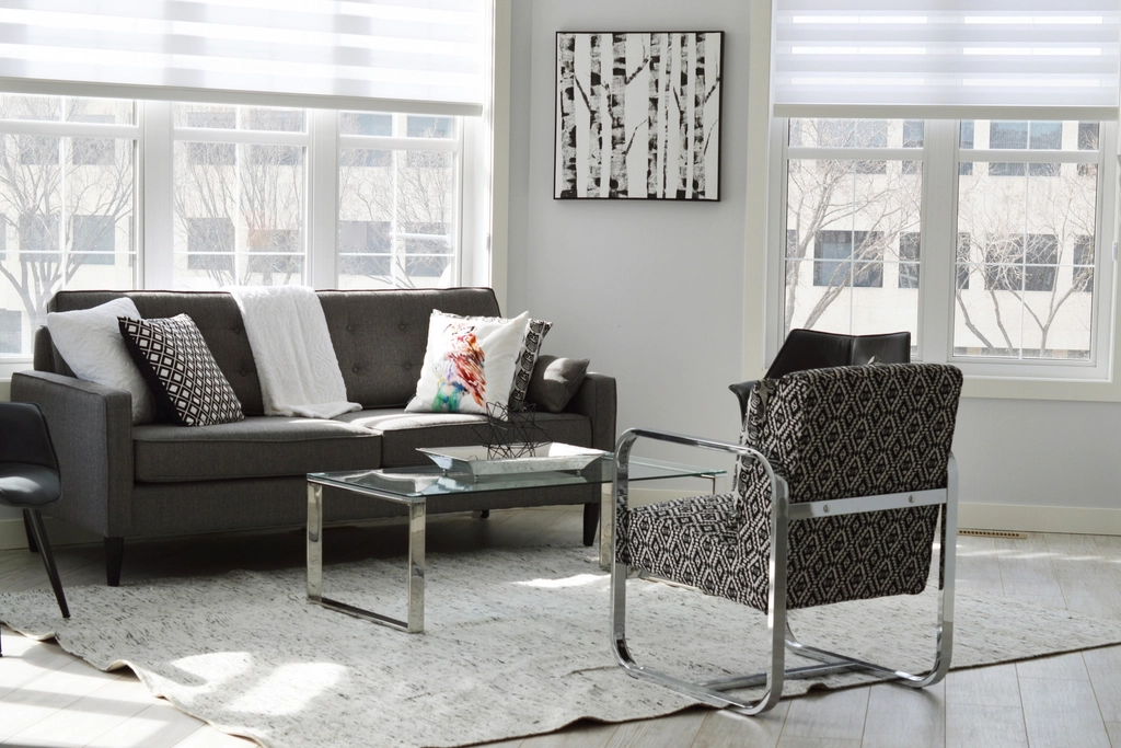 Interior de un apartamento moderno, luminoso y minimalista