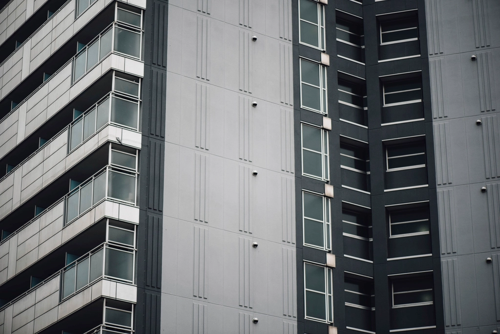 Fachada de un edificio residencial moderno de líneas limpias